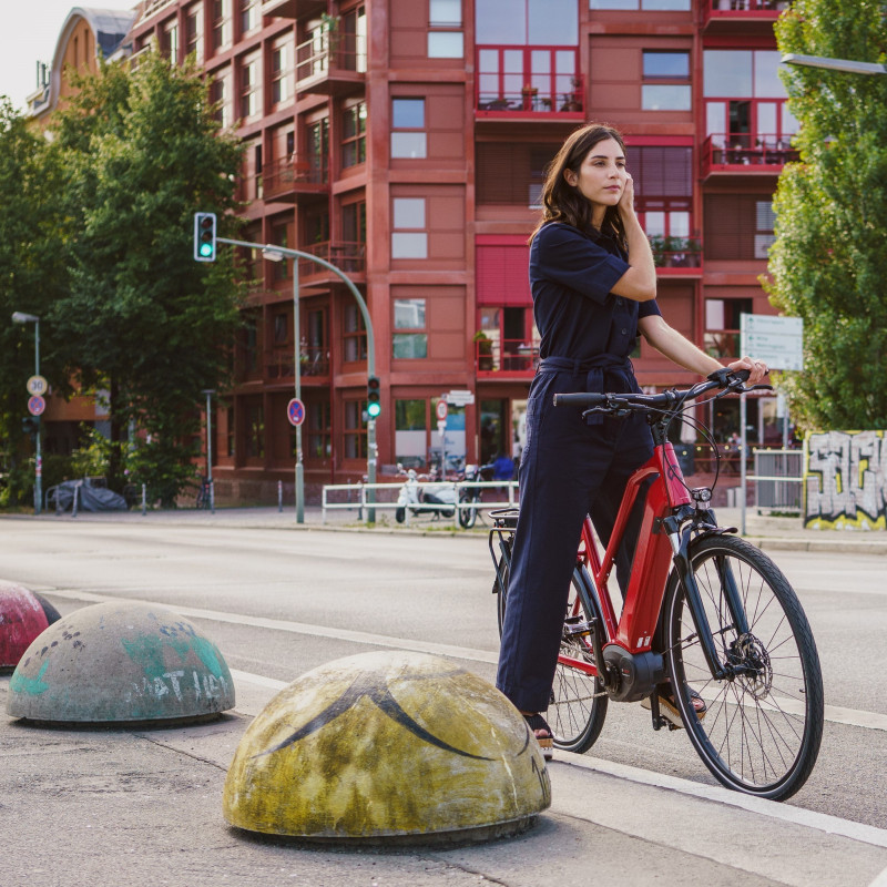 Vélo de randonnée électrique Kalkhoff Endeavour 3.B Move piste cyclable