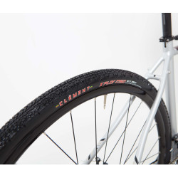 Vélo Gravel Genesis CDA 10 pneu Clement XPlor