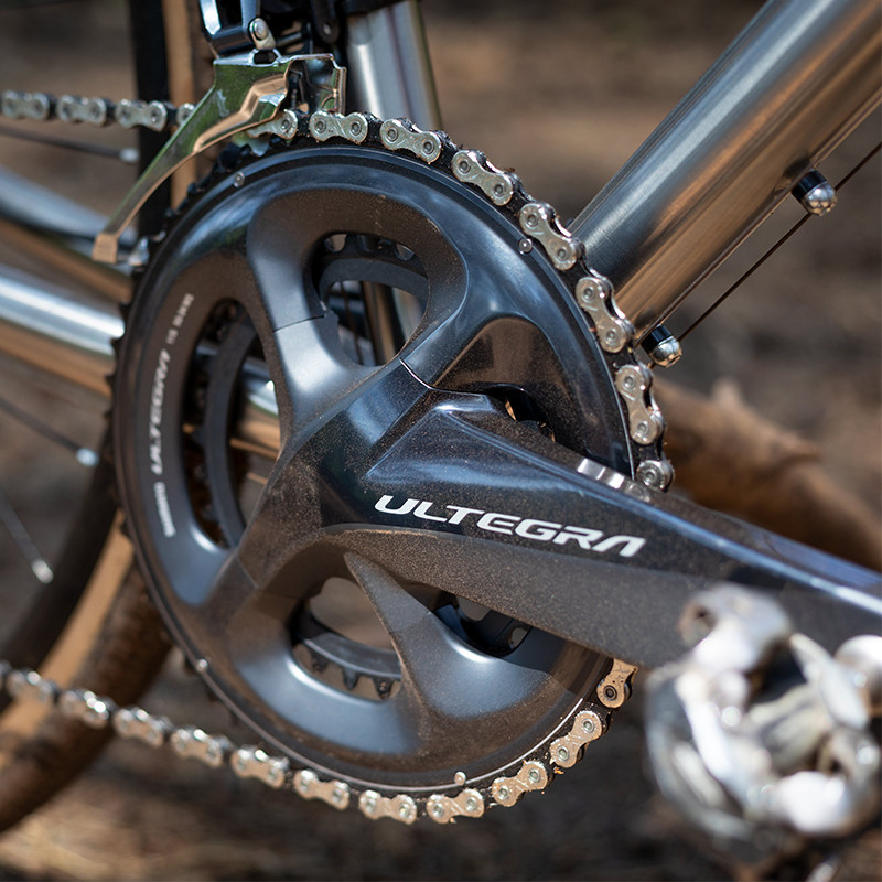 Vélo Gravel Genesis Croix de Fer Titane pédalier Shimano Ultegra