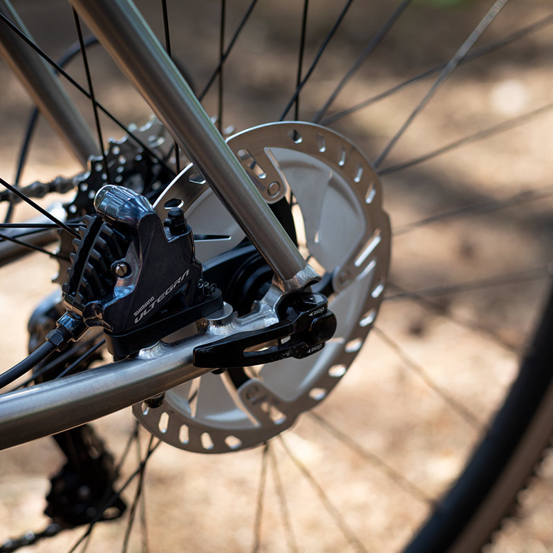 Vélo Gravel Genesis Croix de Fer Titane freins à disque