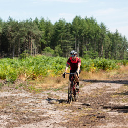 Vélo Gravel Genesis Croix de Fer 30 chemin
