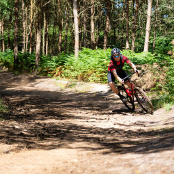 Vélo Gravel Genesis Croix de Fer 30 virage chemin