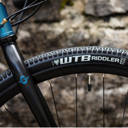 Vélo Gravel Genesis Croix de Fer 10 pneu WTB Riddler