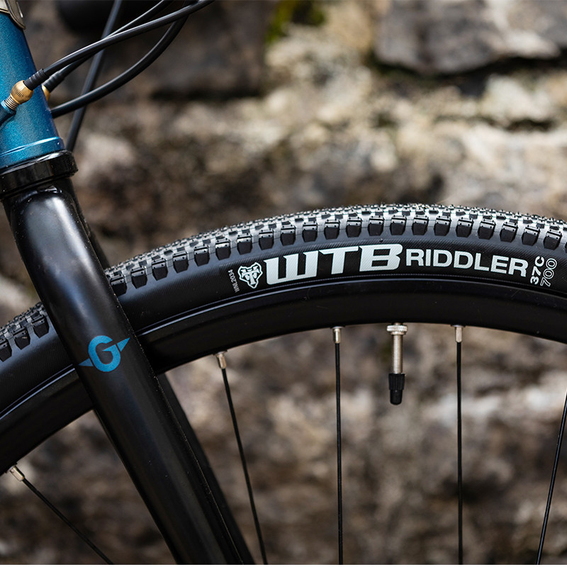 Vélo Gravel Genesis Croix de Fer 10 pneu WTB Riddler