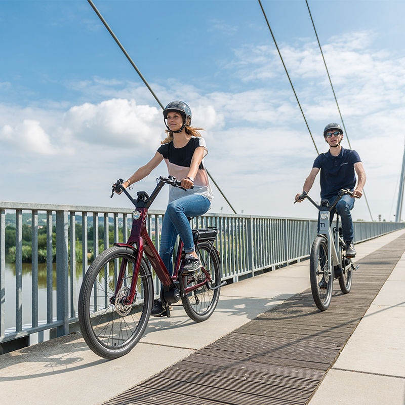 Vélo de ville électrique Moustache Lundi 26.2 bordeaux