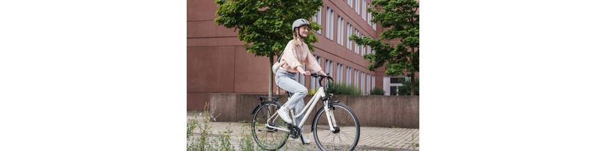 Deux personnes se rendant au travail en vélo