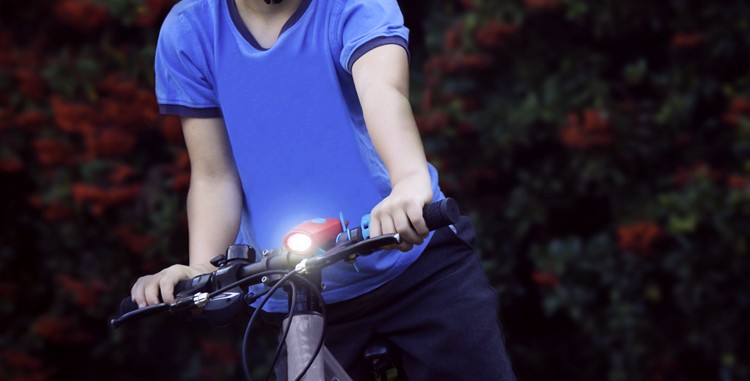 Gilet enfant sécurité fluo pour vélo. Etre vu sur le chemin de l'école.