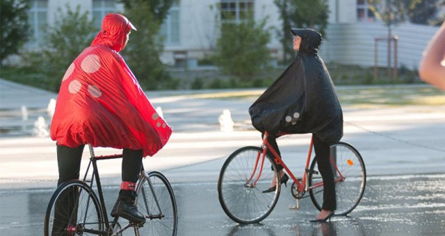 Poncho de pluie RASPAIL - Cape de pluie vélo 2 en 1 - coupe-vent –  Cycladine - Habits cyclables