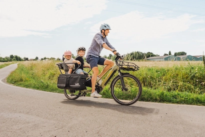Vélo électrique familial O2feel Equo 5 - père avec deux enfants à vélo