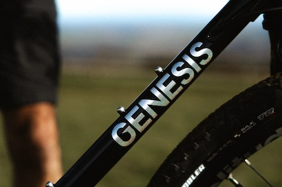 Cadre vélo Genesis Croix de Fer 20 - détail du tube supérieur avec logo Genesis