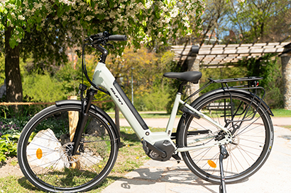Sacoche vélo Ortlieb Back-Roller 20L montée sur un vélo de ville traversant un pont à Lyon