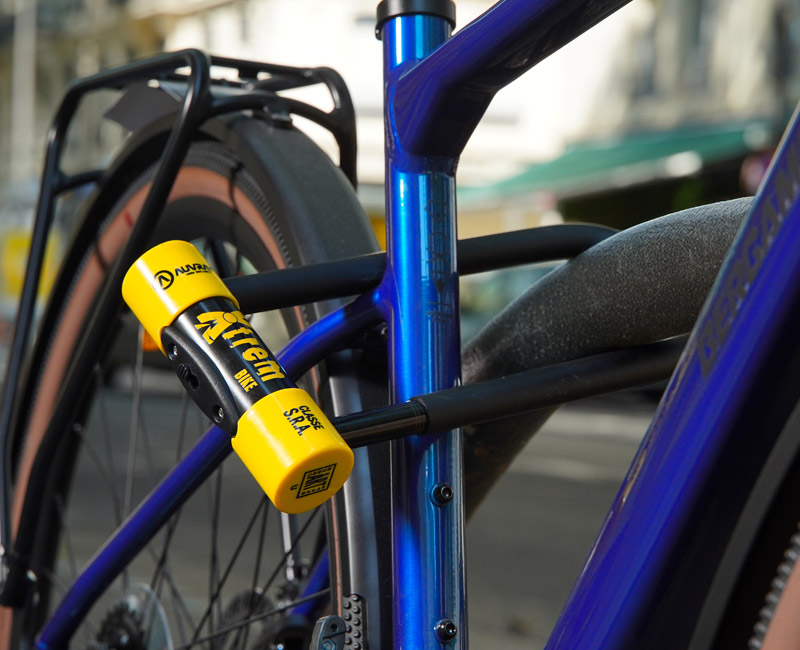 Sacoche vélo Ortlieb Back-Roller 20L montée sur un vélo de ville traversant un pont à Lyon