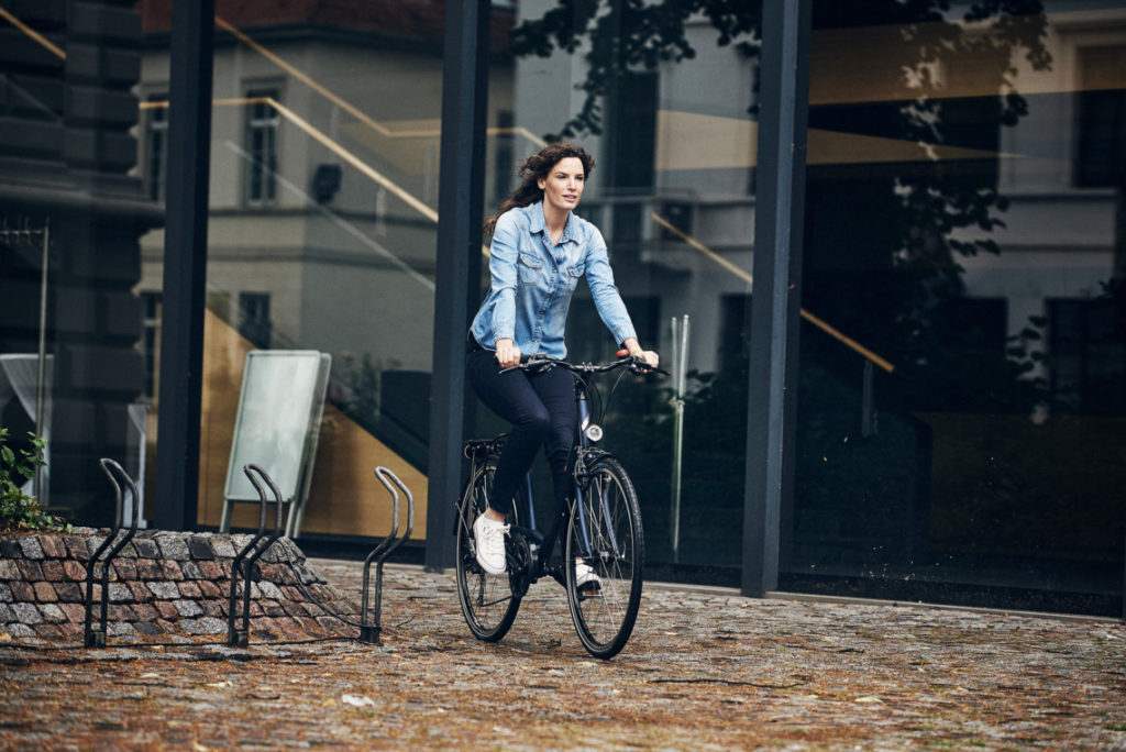 Femme sur un vélo de ville