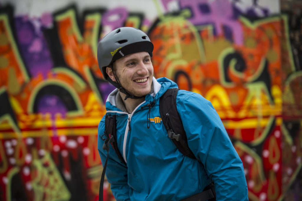 Cycliste avec un casque Bern Berkeley