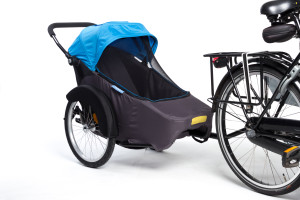 Fietskar blauw achter de fiets dicht