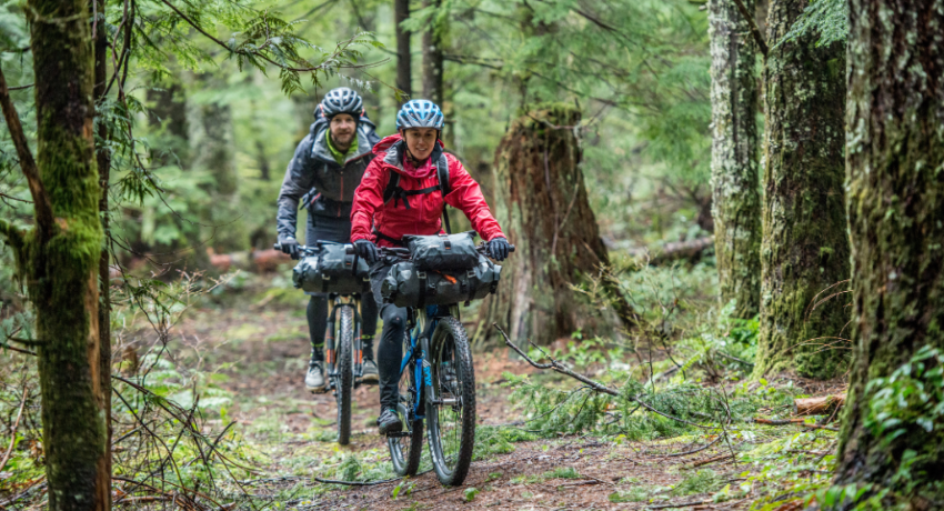 Sacoches bikepacking : équiper son vélo et partir léger