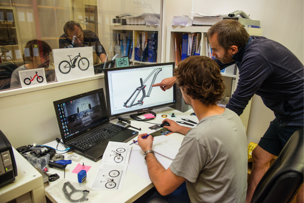 Ingénieurs de Moustache Bikes travaillant sur le design des cadres