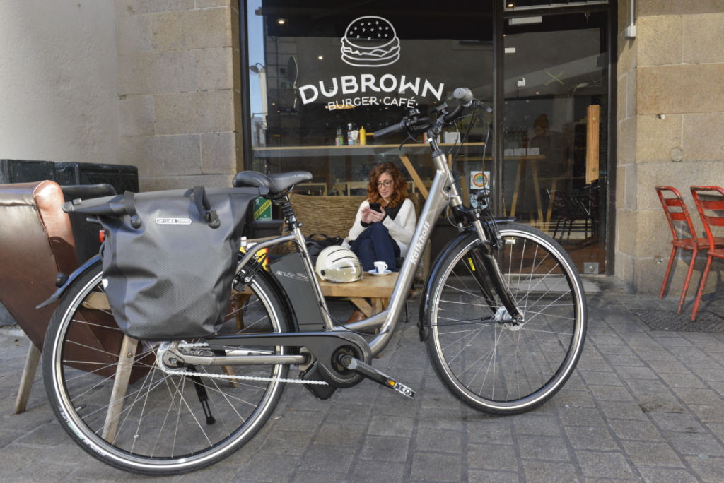 vélo électrique garé sur une terrasse