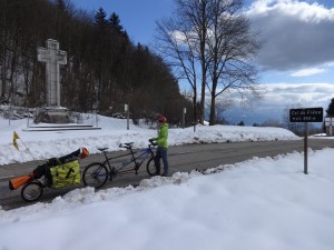 Cycliste sur une route enneigée