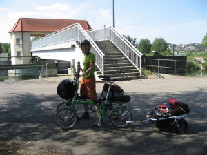 Vélo brompton en randonnée, près d'une gare