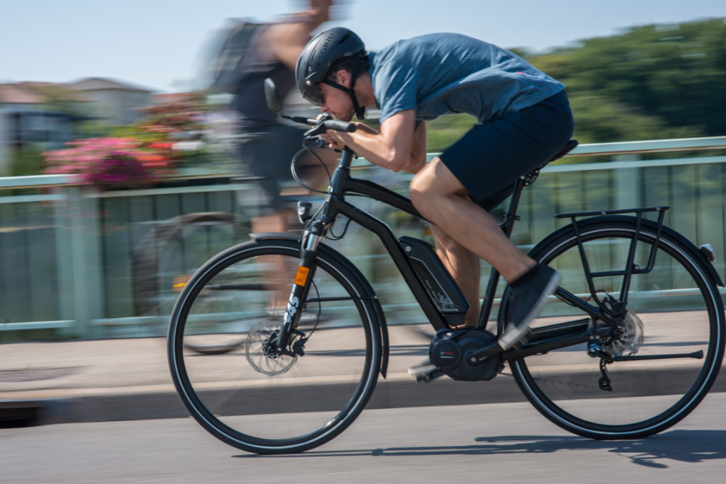 Cycliste faisant une pointe de vitesse sur un VAE speed