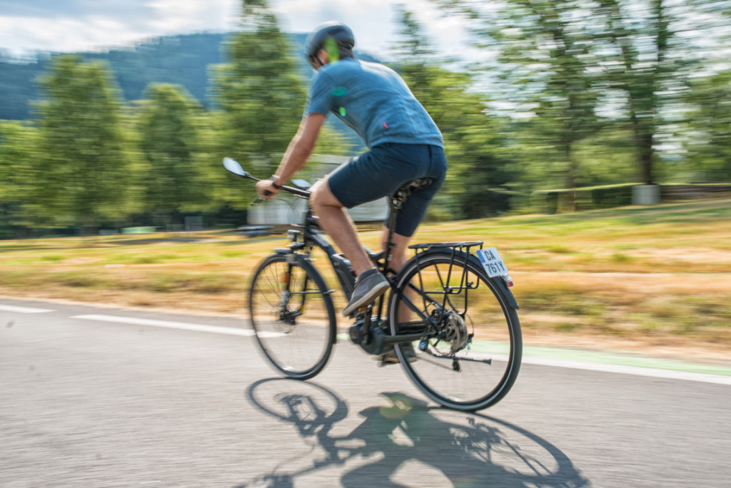 Cycliste vue de dos sur un vélo électrique rapide