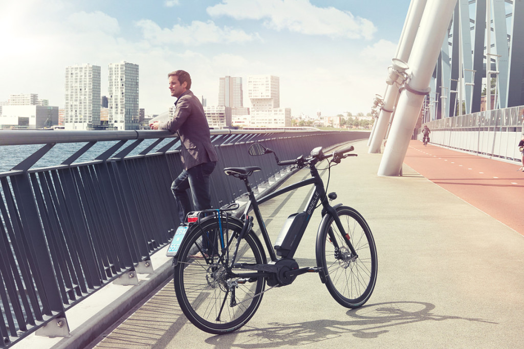 Cycliste avec un VAE de ville en pause sur un pont