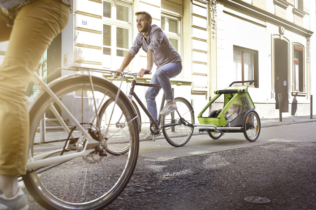 Parents avec des enfants dans une remorque à vélo