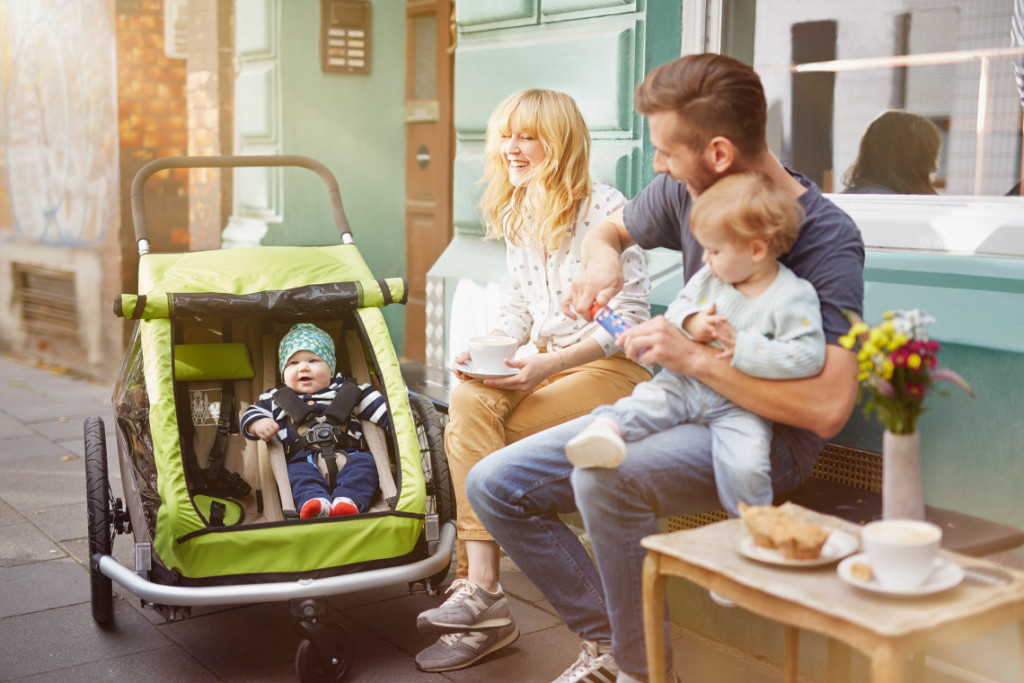 Parents avec deux enfants et remorque