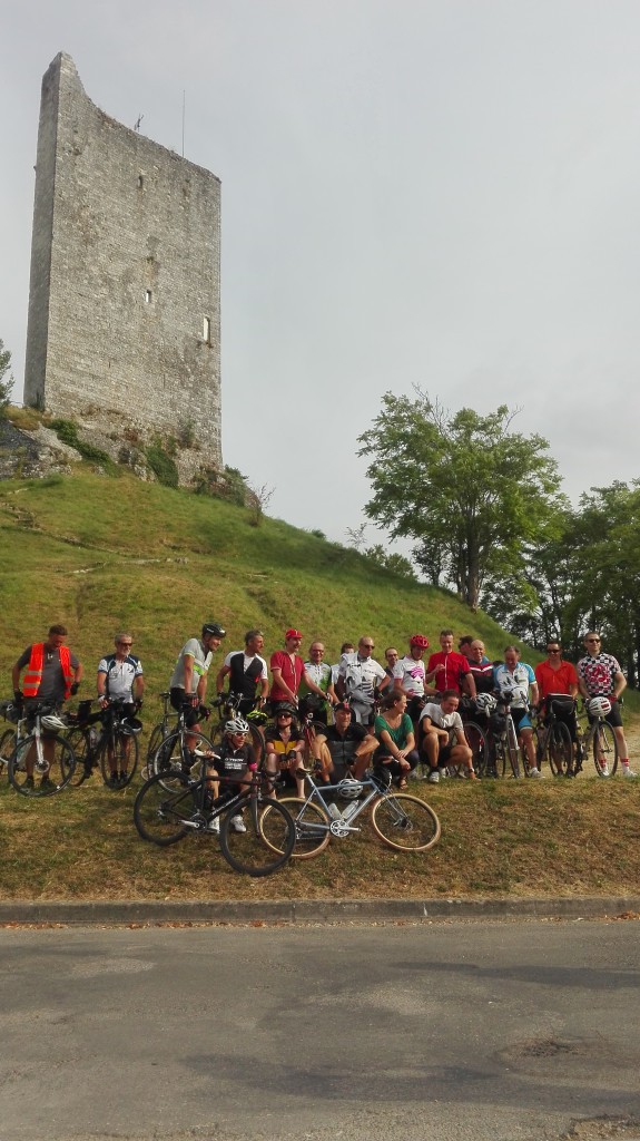 Equipe du Love Tour 2016 devant la tour de montcuq