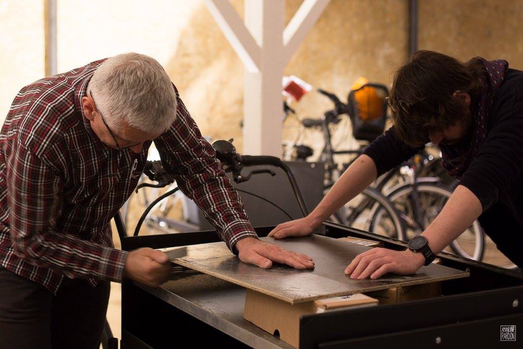 Customisation du triporteur Maille par les techniciens Cyclable Bordeaux