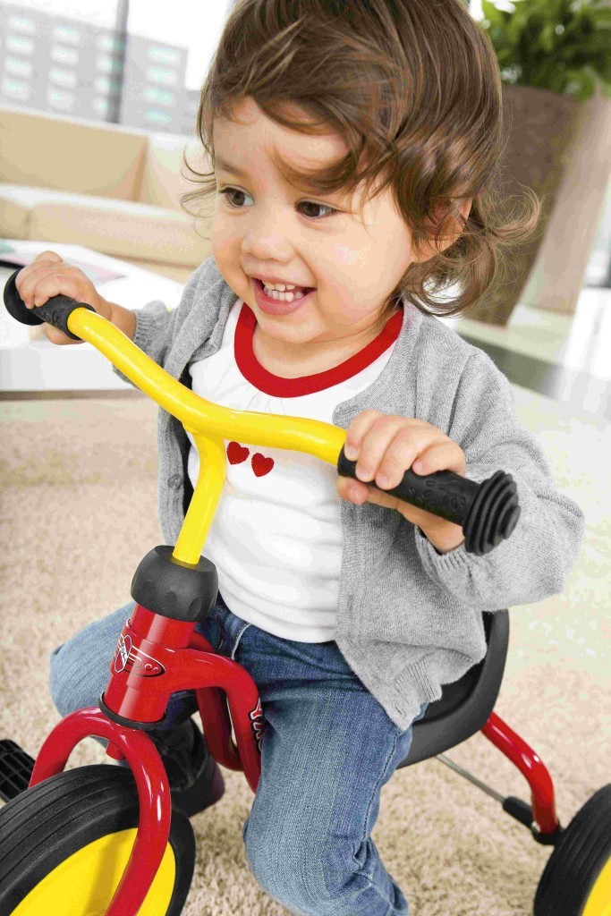 Enfant sur un tricycle puky