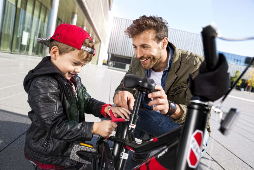 Père et son fils préparant un vélo