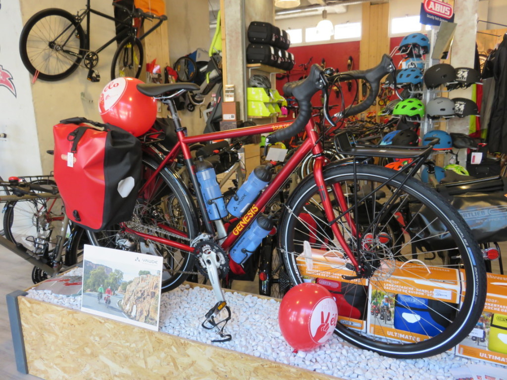 Vélo Genesis présenté avec sacoches