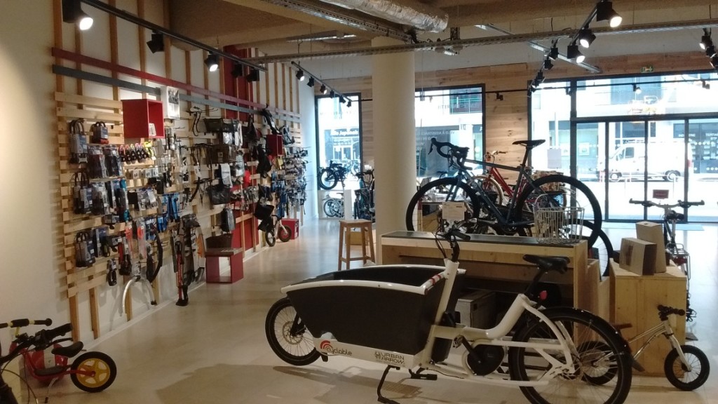 cargobike à l'intérieur d'un magasin de vélos à poitiers