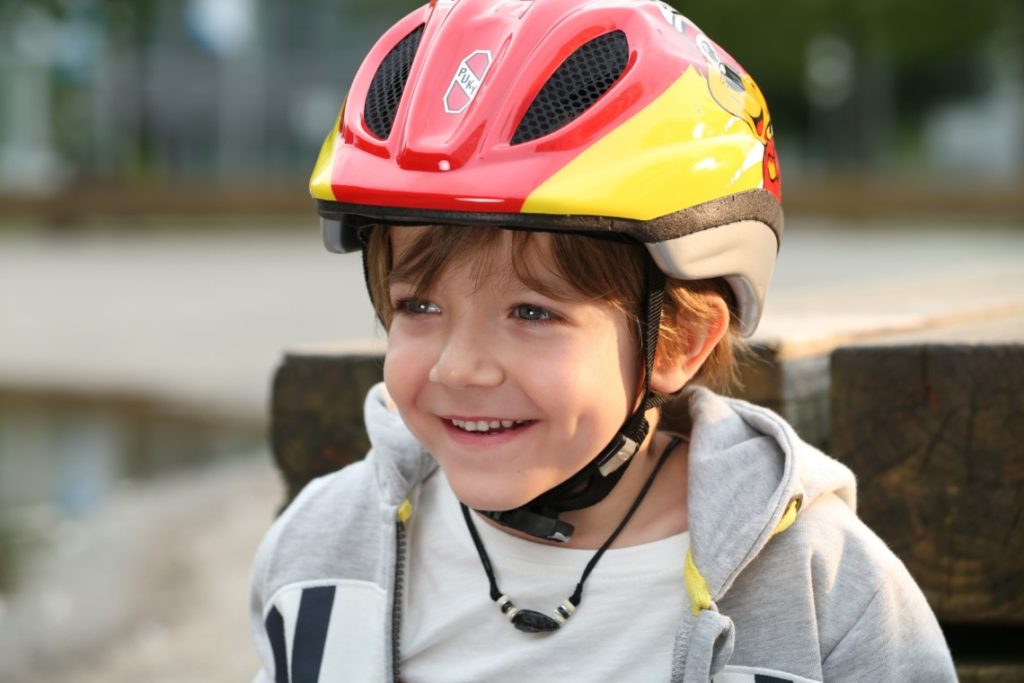 Garçon avec casque vélo sur la tête