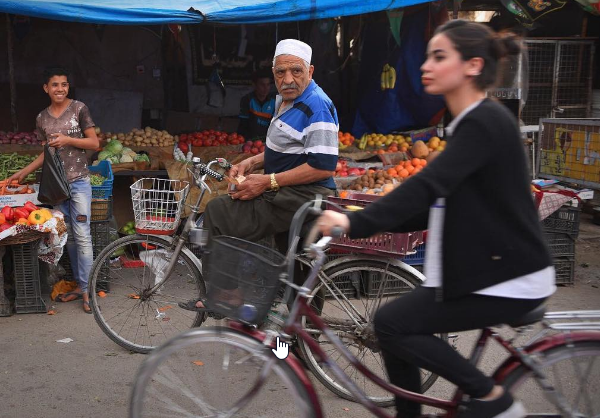 Femme à vélo en Irak