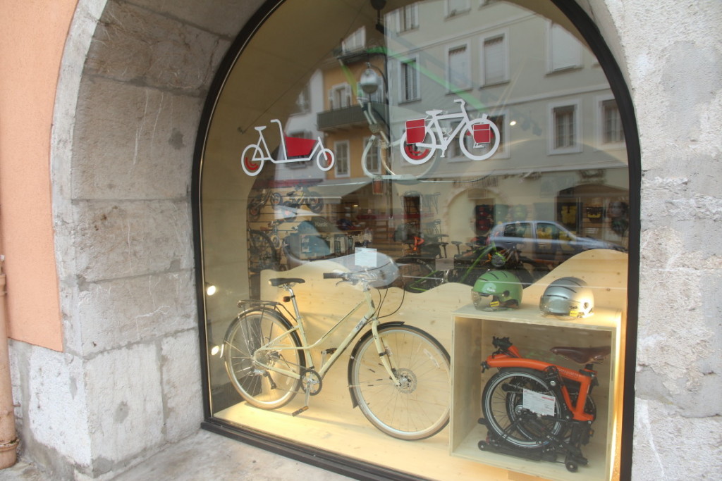 Vitrine Cyclable Chambéry avec vélo de ville