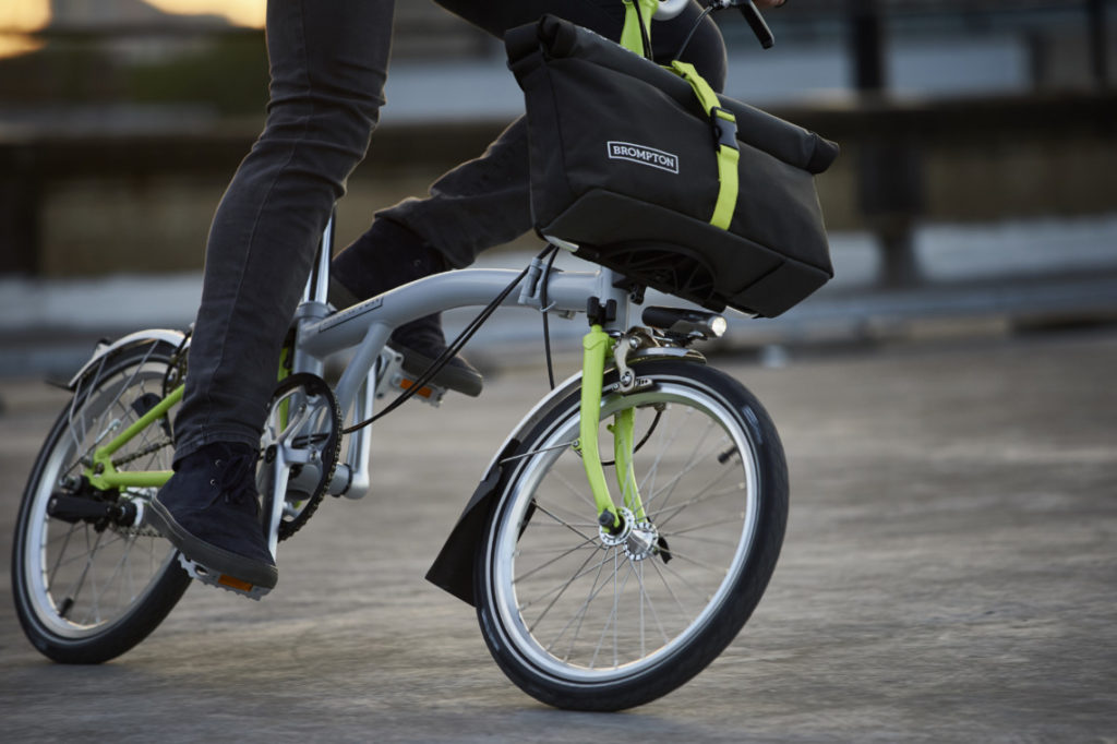 Gros plan sur un vélo pliant roulant