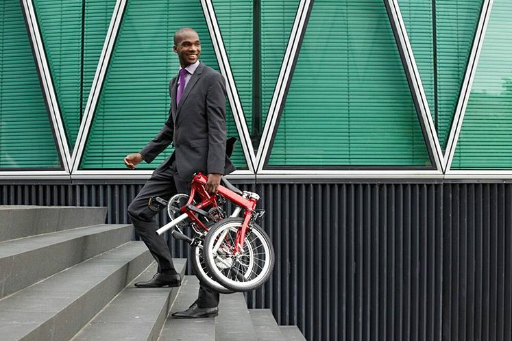 Cycliste portant son vélo pliant