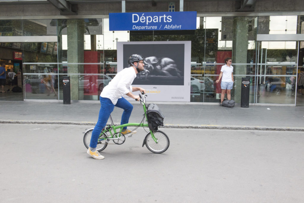 Homme essayant un vélo pliant Brompton