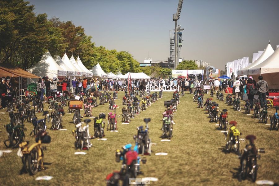 Vélos pliants Brompton lors d'un rassemblement de la marque