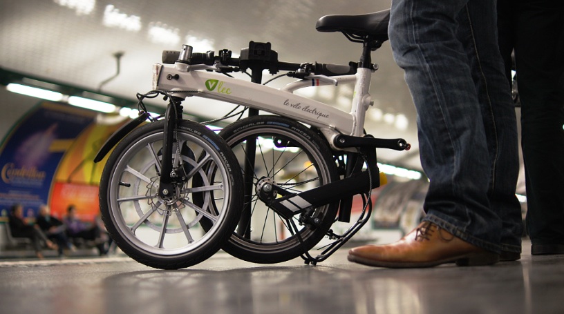 Vélo pliant électrique dans un métro