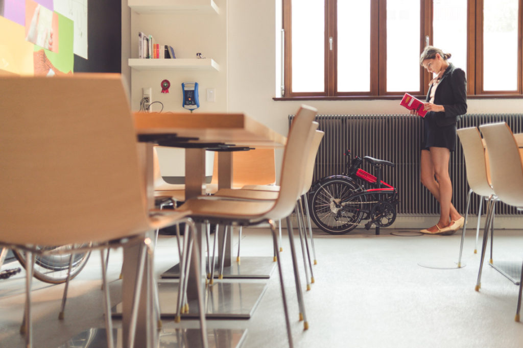 Vélo pliant Tern plié dans une cafétéria