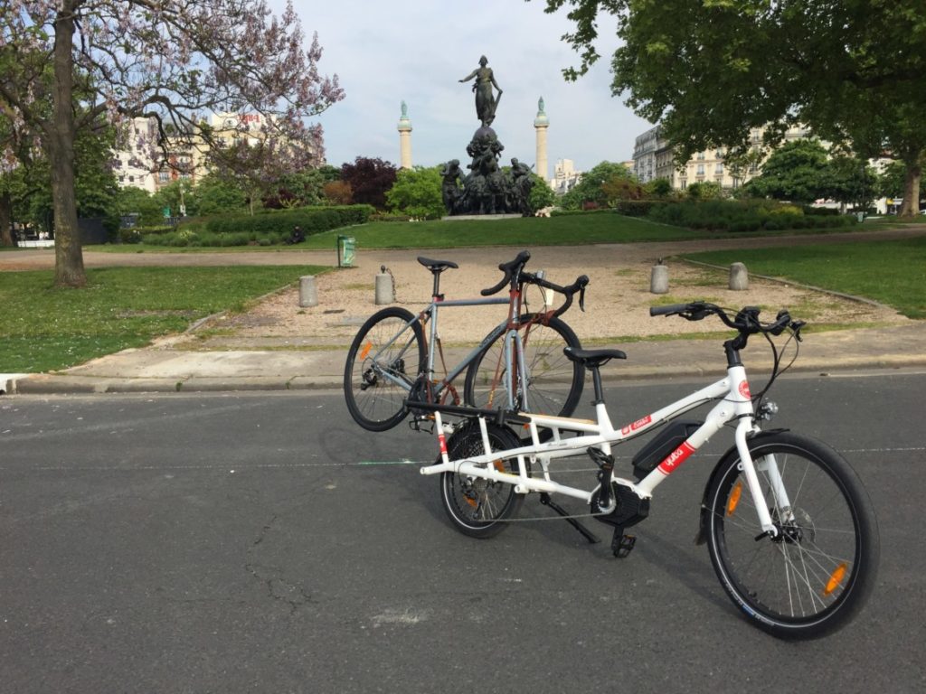 Vélo Yuba qui transporte un vélo Genesis