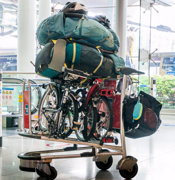 Chariot d'aéroport chargé de vélos brompton et sacs à dos