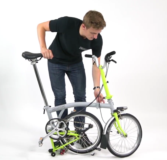 Cycliste qui plie un vélo Brompton