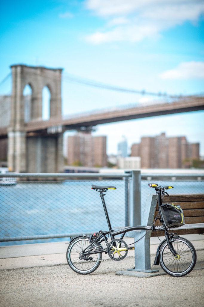 Vélo pliant sur le bord d'un fleuve