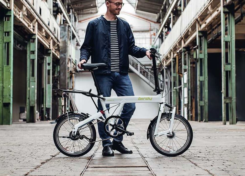 Cycliste avec un vélo pliant Birdy à l'arrêt