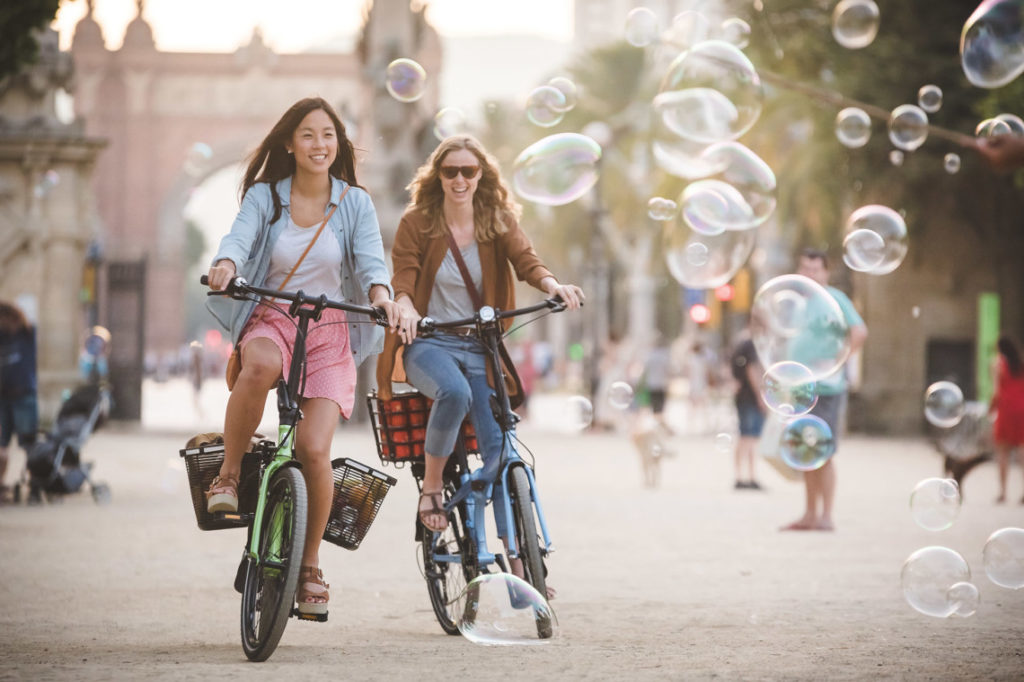 Deux femmes roulant sur des vélos pliables